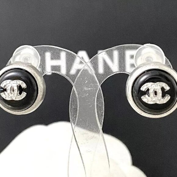 CHANEL CC Logos Quilted Black Round Clip-On Earrings Silver Tone 00A Auth - Picture 1 of 9